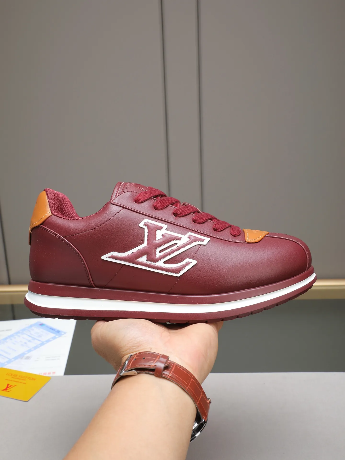 PP560 LV Louis Vuitton L Jialu Brand Runner Tatic Series Thick-soled Casual Sports Shoes Running Shoes Original purchase, development and production This LV Runner Tatic sports shoe combines technical materials such as mesh fabric and ribbons to interpret the inspiration of traditional mountaineering shoes. LV letters are written on one side, the lariat buckle of the quick lacing system is embellished with Monogram flowers and Louis Vuitton logos, and the light and wear-resistant rubber outsole completes the whole. ▪️Fabric: Original imported cowhide + mesh ▪️Inner lining: Original customized breathable mesh ▪️Sole: Original open-molded anti-slip rubber combination material ▪️Size: Men's 38-44 (customized for 45 and 46)